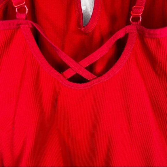 SUZETTE RED RIBBED STRETCH CROP TOP SLEEVELESS FITTED KEYHOLE NECKLINE - Picture 7 of 8